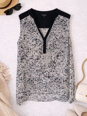 Torrid Size 0 Sleeveless Blouse Black White Abstract Print V Neck Workwear
